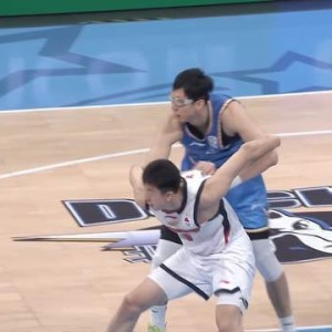 体育官网-北京男篮逆转广东，与上海会师半决赛，周琦18+8，麦基态度消极