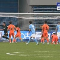 九游体育-让二追二！埃杜-加西亚俯冲头球双响，新鹏城连扳两球2-2玉昆